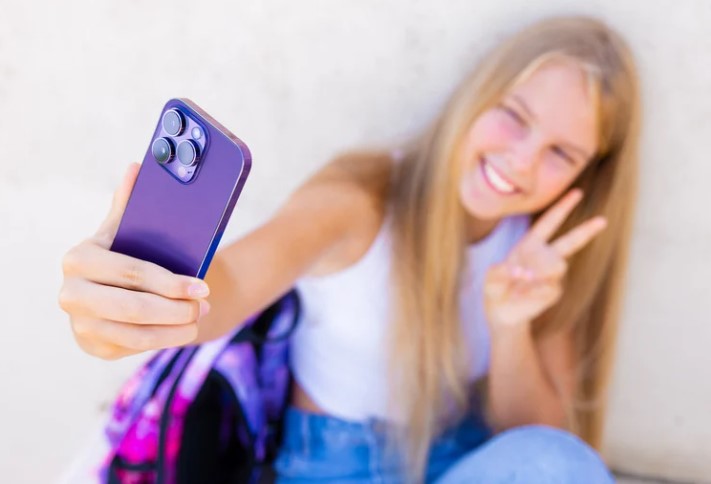Teen selfie Remote Working 2